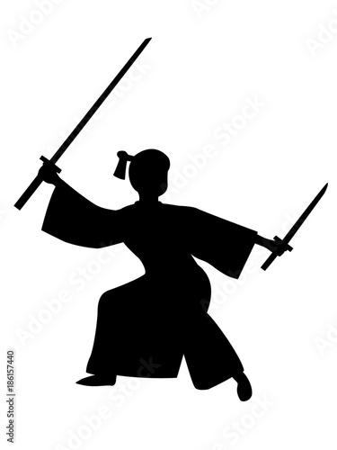 二刀流の侍のシルエット