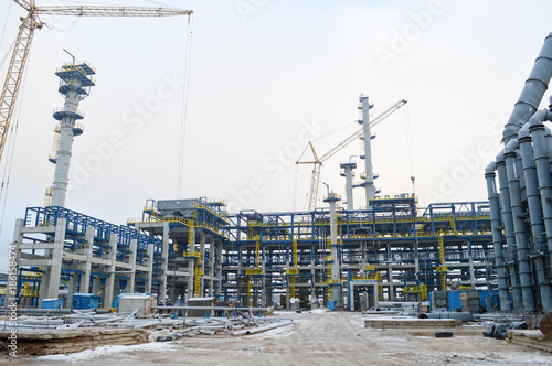 Construction of a new oil refinery, petrochemical plant with the help of large building cranes. Construction of a new process unit.