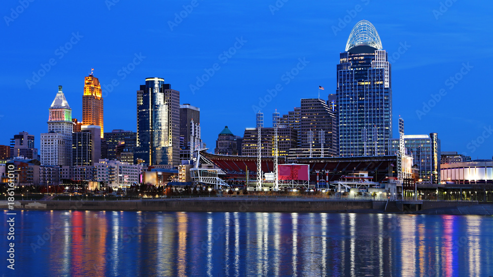 Fototapeta premium Cincinnati, Ohio, panoramę w nocy z odbiciami