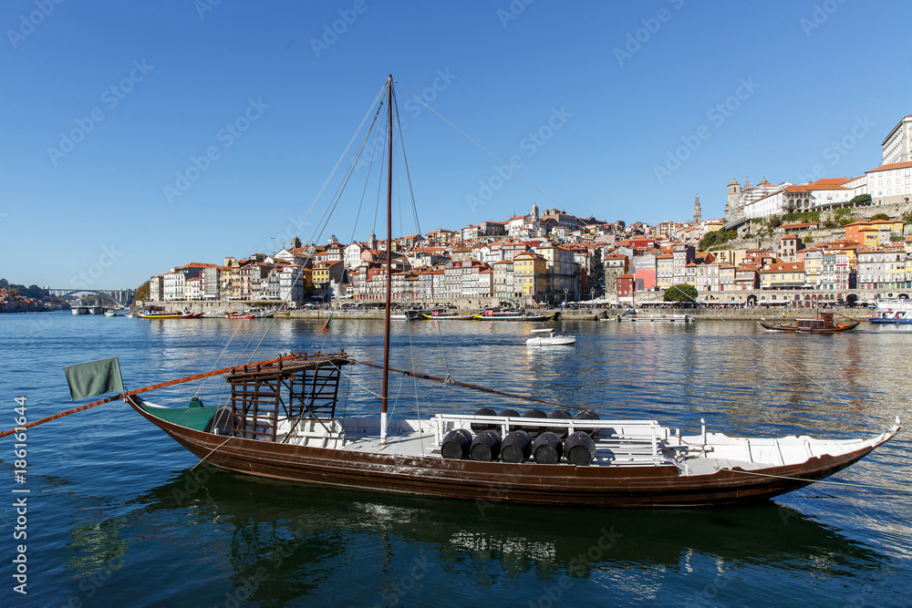 Φωτογραφία Traditional wooden boats at the Douro river for transporting wine with city on t