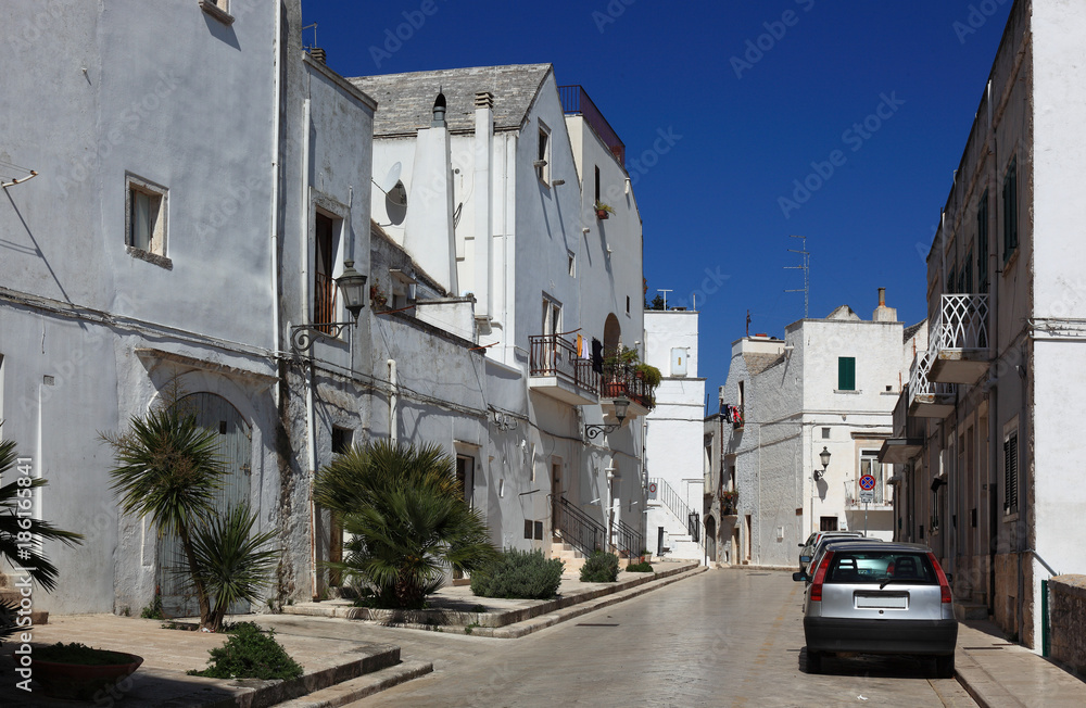 Straße in der Altstadt von Locorotondo, Apulien, Italien