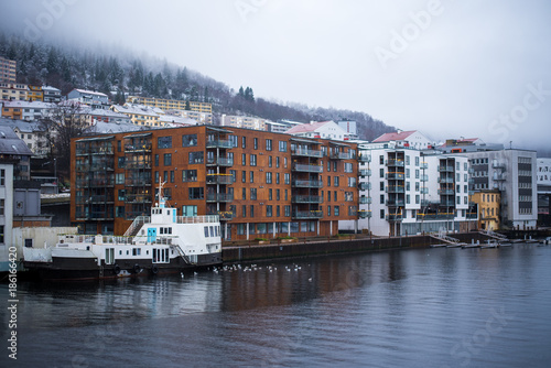 Obraz na płótnie Apartments next to river, Bergen, Norway w salonie
