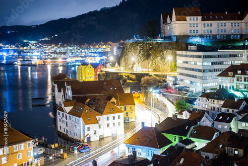 Wzgórze zamkowe nocą, Bergen, Norwegia