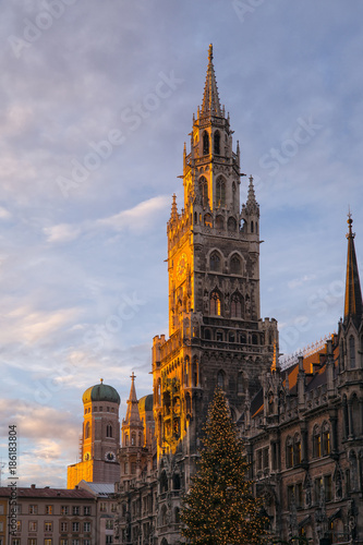 Fototapeta Naklejka Na Ścianę i Meble -  Münchner Rathausturm zur Weihnachtszeit 