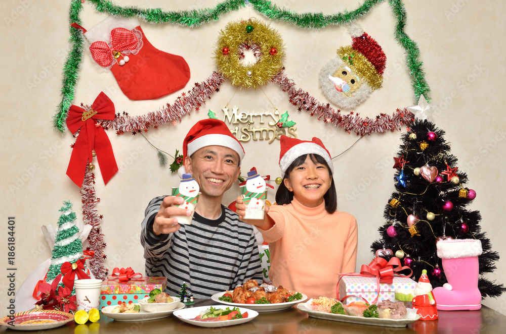 クリスマスパーティーを楽しむ親子(乾杯) クリスマスパーティーを楽しむ親子(乾杯)