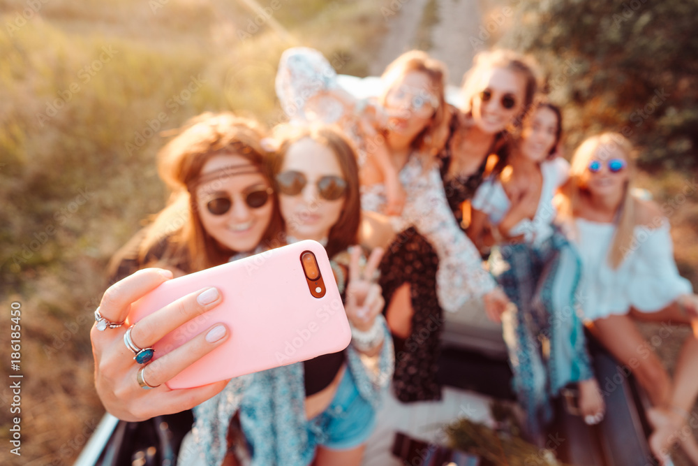 Obraz premium Six beautiful girls make selfie