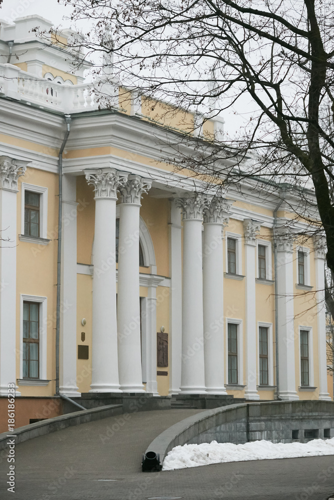 Obraz premium Gomel, Belarus - December 28, 2017: The Palace of the Rumyantsevs in the city park.