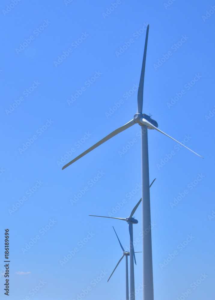 風力発電の風車 青空背景
風力発電の風車 青空背景