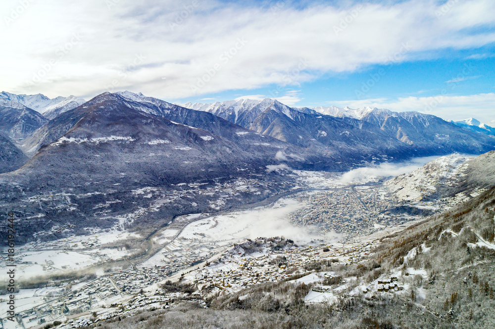 Obraz premium Sondrio - Valtellina (IT) - Vista aerea invernale verso ovest