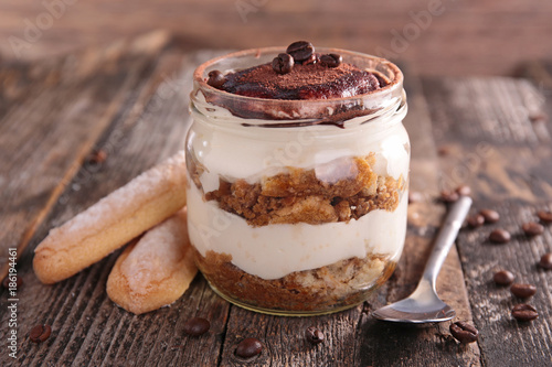 Fotografi tiramisu and coffee bean