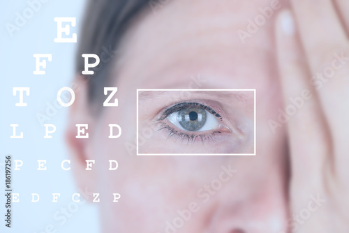 Wallpaper Mural Frau blickt auf eine Sehtafel beim Augenarzt Torontodigital.ca