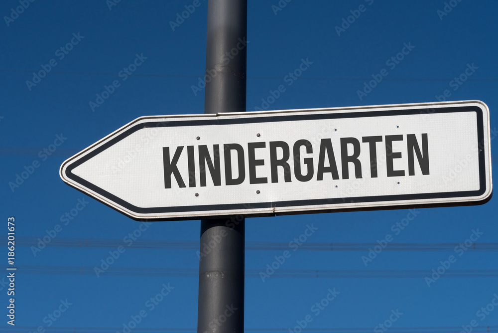 Ein Pfeil in Richtung Kindergarten Ein Pfeil in Richtung Kindergarten