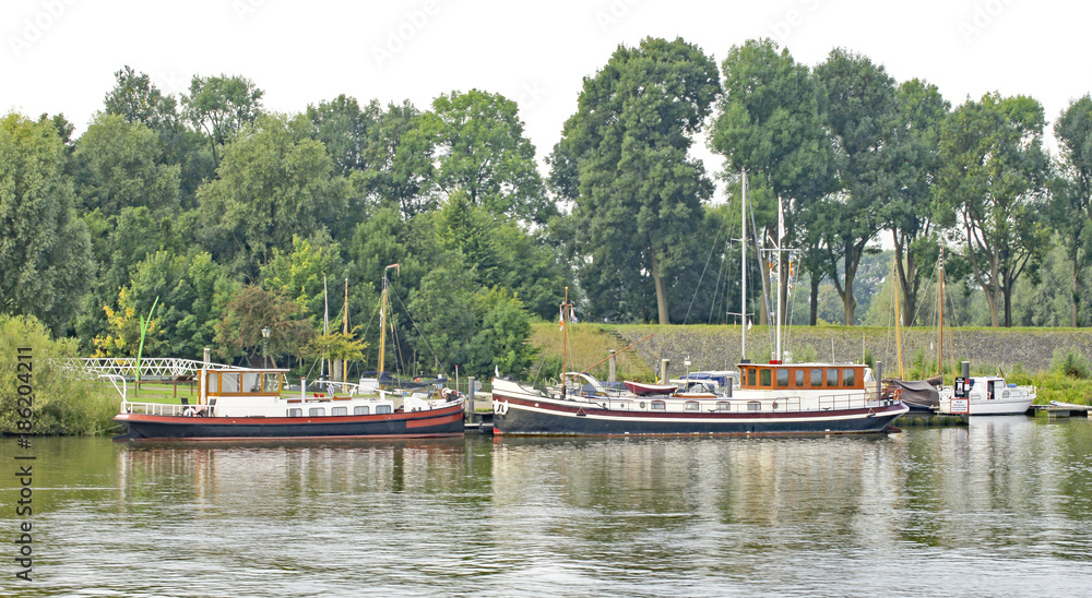 Paisaje del río Mosa en Holanda, Países Bajos, Europa