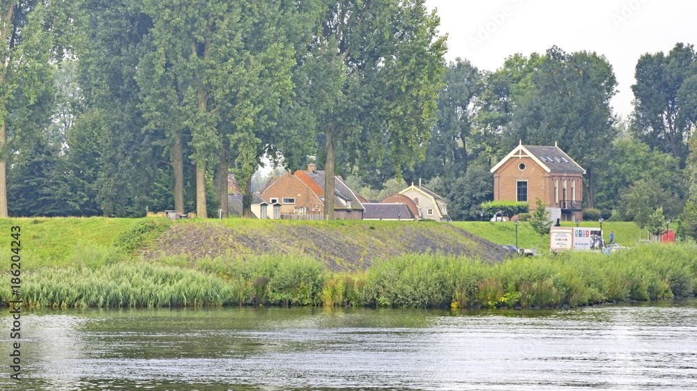 Paisaje del río Mosa en Holanda, Países Bajos, Europa Paisaje del río Mosa en Holanda, Países Bajos, Europa