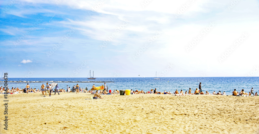 Fototapeta premium Playa de la Barceloneta en Barcelona, Catalunya, España