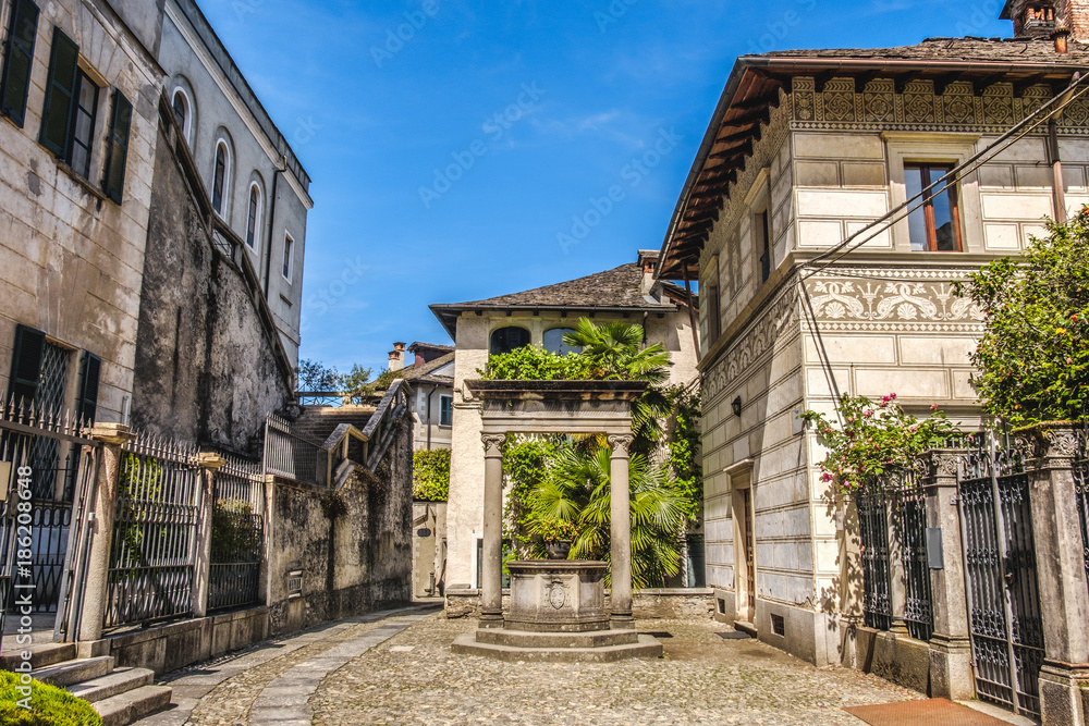 Orta San Giulio court alley water well village pump Piedmont Novara Italy