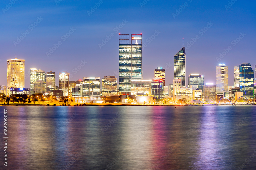 Obraz premium Perth City w Zachodniej Australii, Australia o zmierzchu, kiedy światła miasta zaczynają się włączać.
