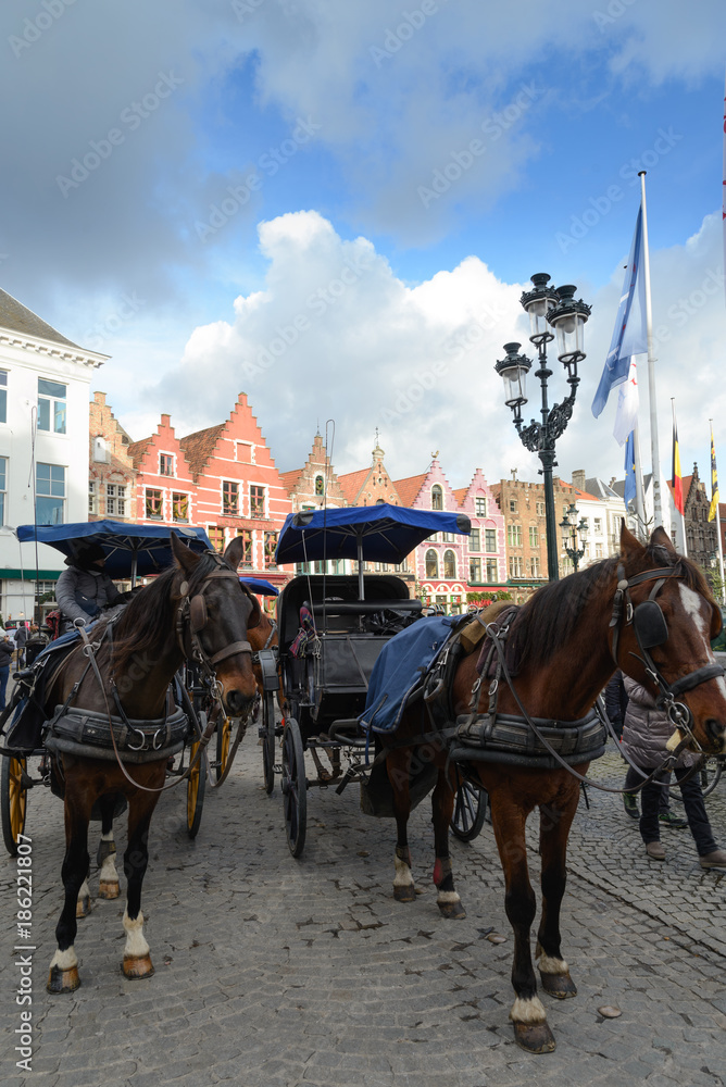 Paseo en cocoche de caballos en Brujas, ciudad de canales y puentes belga , capital de Flandes Occidental, al noroeste de Bélgica, Europa