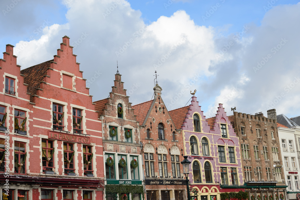 Arquitectura típica de Brujas, ciudad de canales y puentes belga , capital  de Flandes Occidental, al noroeste de Bélgica, Stock Photo | Adobe Stock