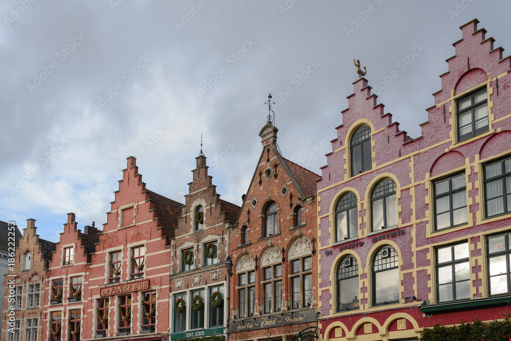 Arquitectura típica de Brujas, ciudad de canales y puentes belga , capital de Flandes Occidental, al noroeste de Bélgica, 