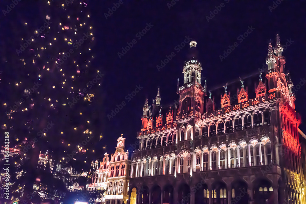 Espectáculo de luces y música con los Edificios de la Grand Place de  Bruselas de gran riqueza ornamental, casas de los gremios Stock Photo |  Adobe Stock