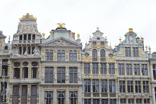 Edificios de la Grand Place de Bruselas de gran riqueza ornamental, casas de los gremios  © gurb101088