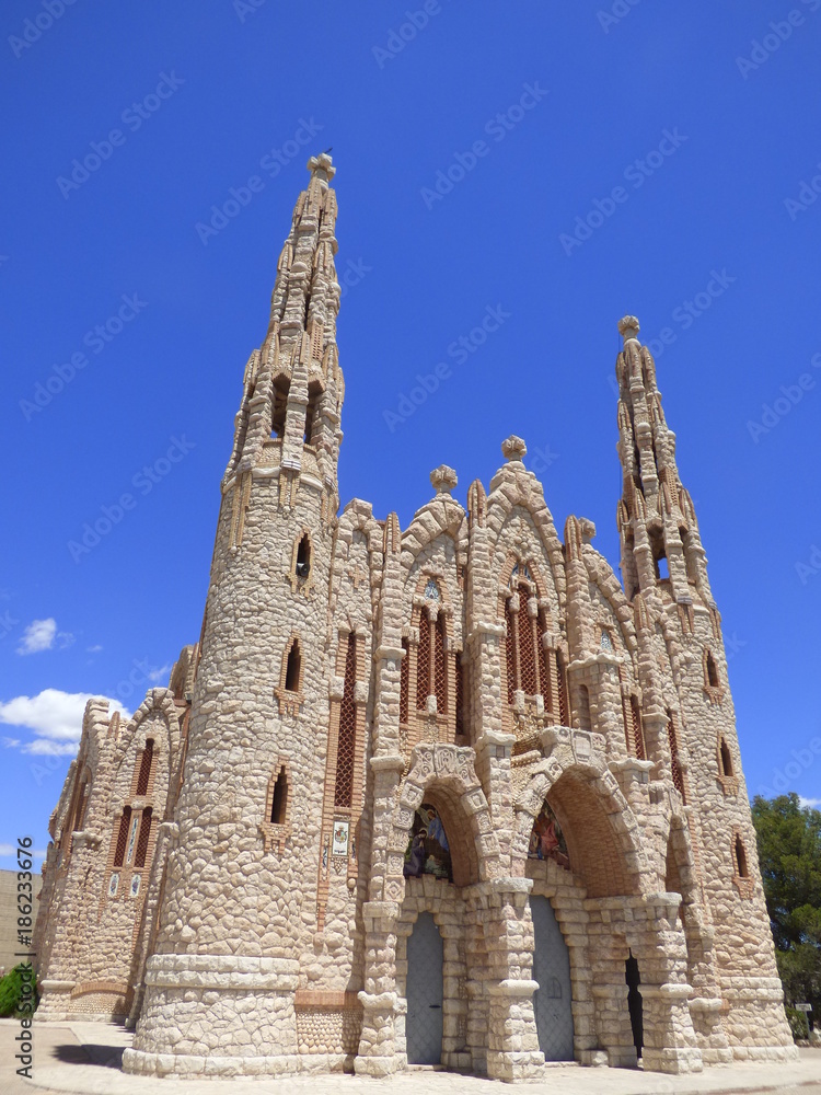 Iglesia de Novelda parecida a Sagrada Familia de Gaudi. Novelda es un  pueblo de España situado en la provincia de Alicante, en la comarca del  Medio Vinalopó foto de Stock | Adobe