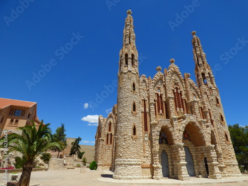 Iglesia de Novelda parecida a Sagrada Familia de Gaudi. Novelda es un pueblo de España situado en la provincia de Alicante, en la comarca del Medio Vinalopó