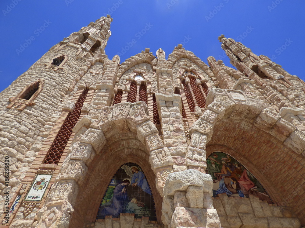 Novelda,pueblo de España situado en la provincia de Alicante, en la comarca del Medio Vinalopó. Conocido por su producción de uva y el comercio de especias y mármol Novelda,pueblo de España situado en la provincia de Alicante, en la comarca del Medio Vinalopó. Conocido por su producción de uva y el comercio de especias y mármol