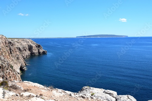 Steilküste beim Cap de Barbaria auf Formentera mit Blick auf La Mola