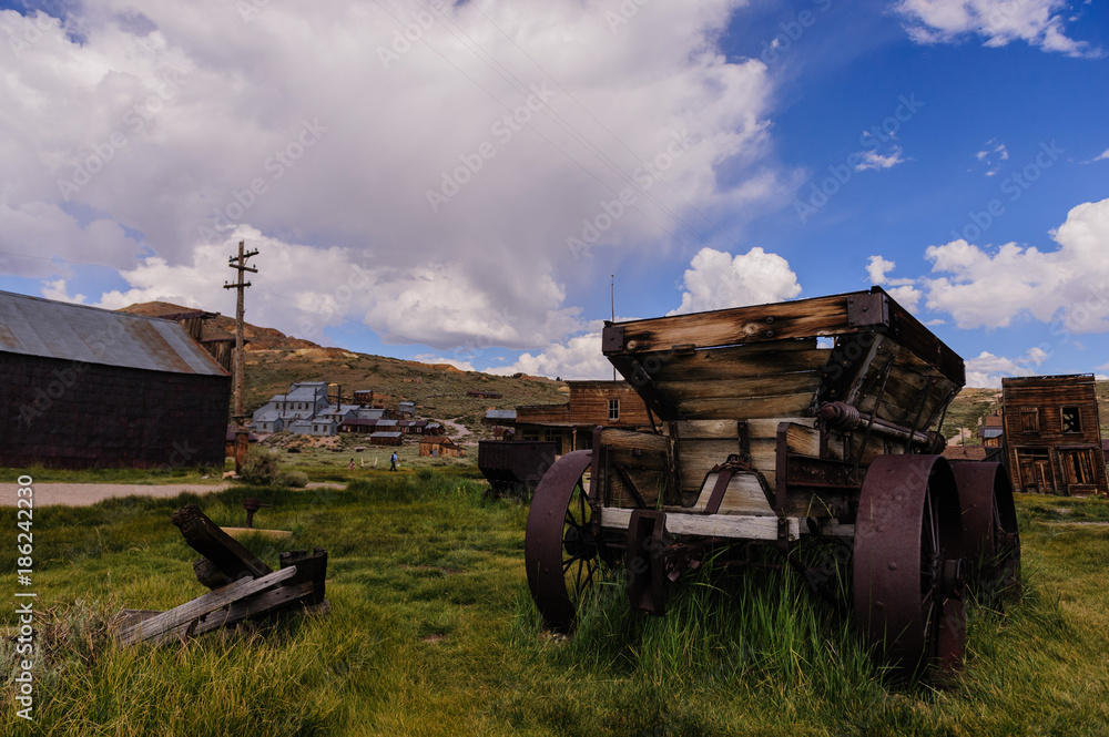 Fototapeta premium Old abandoned wagon in an American Ghost Town