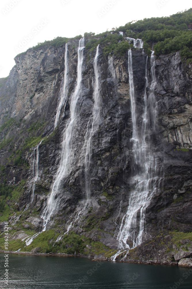 Obraz premium Die 7 Schwestern Wasserfall Geiranger Fjord Norwegen