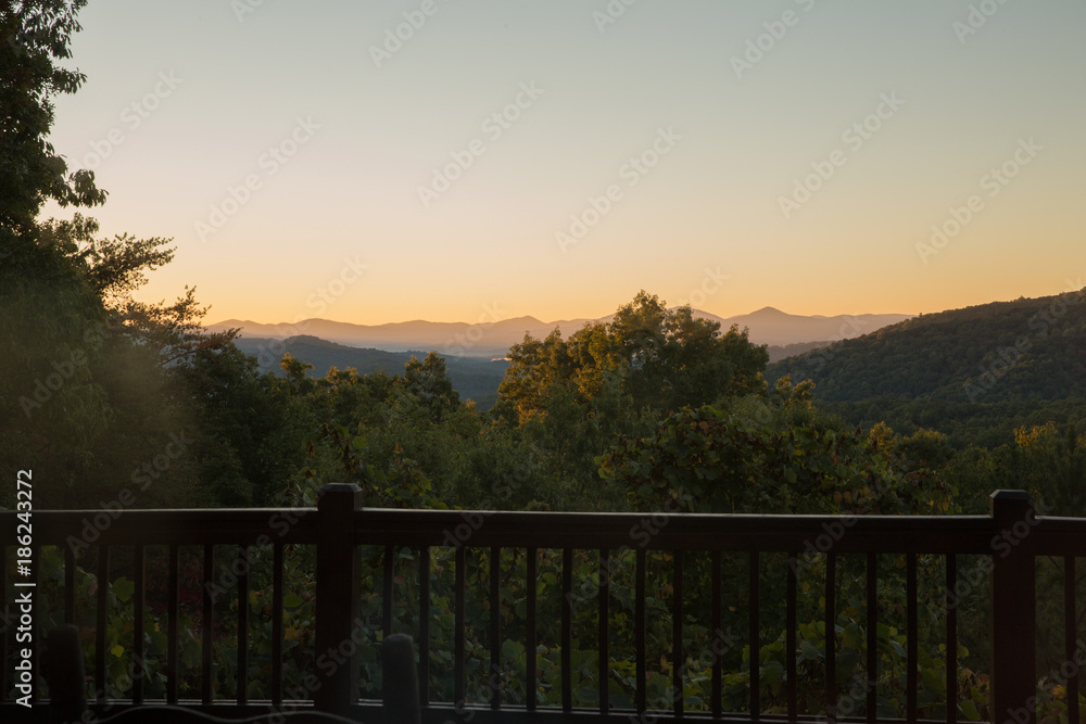 Fototapeta premium Sunrise over the Blue Ridge Mountains