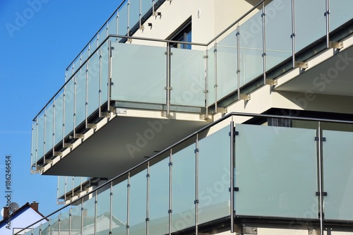 Balkon an moderner Hausfront mit Edelstahl-Glas-Geländer und Sichtschutz