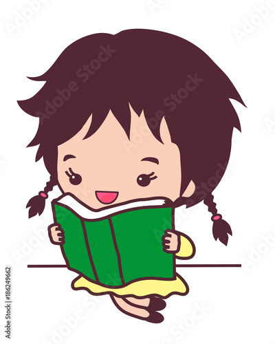 Девочка читает книгу