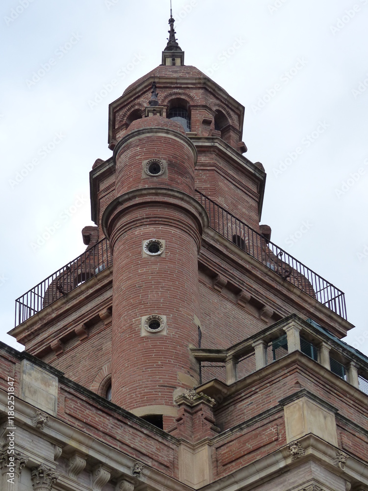 Torre del palazzo della fondazione Bemberg d'inverno a Tolosa in Francia. 