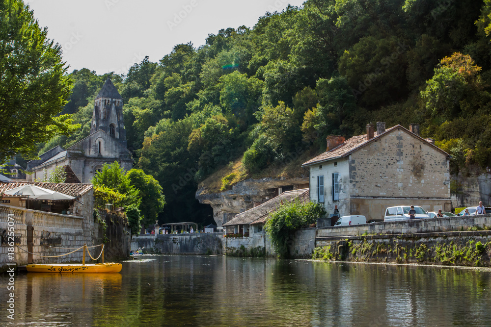 Les portes fluviales de la cité