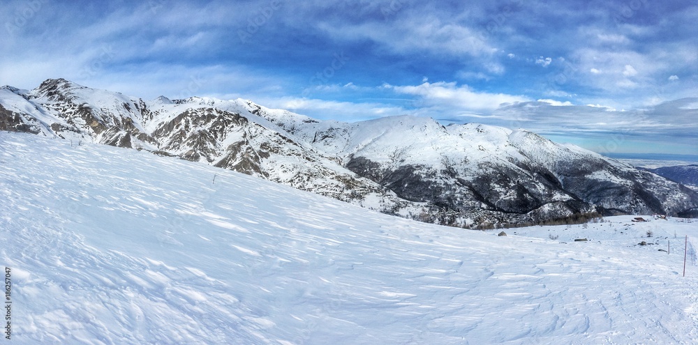 panorama alpino della valle Po in inverno