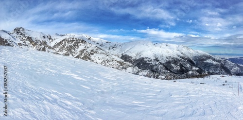 panorama alpino della valle Po in inverno