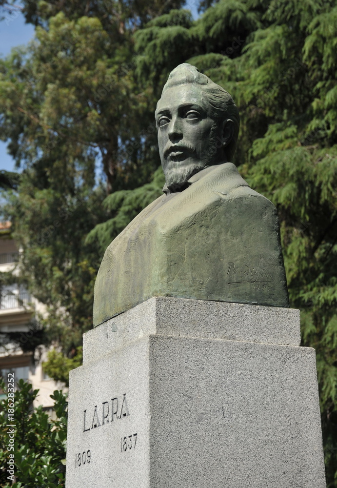 Obraz premium A bust of Mariano Jose de Larra in Madrid.