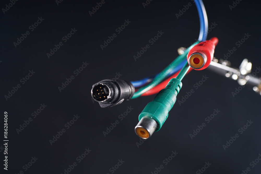 Heiß gelaufenes Elektrokabel Kabel mit schwarzen Hintergrund
Heiß gelaufenes Elektrokabel Kabel mit schwarzen Hintergrund