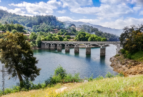 Landschaft mit Brücke im Norden Portugals
