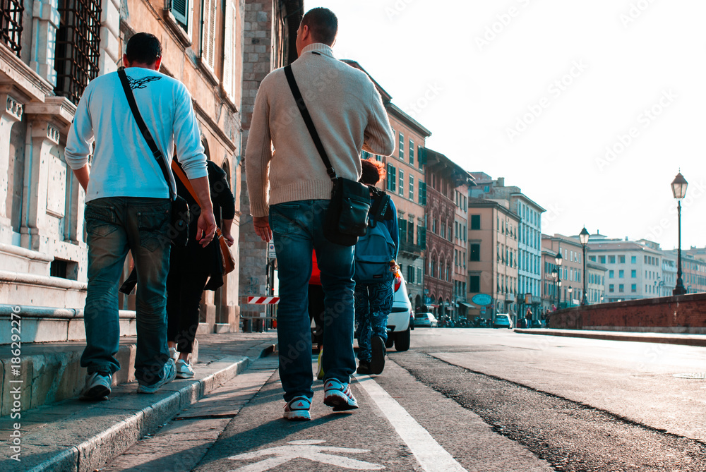 Fototapeta premium Persone che camminai, pedoni, asfalto