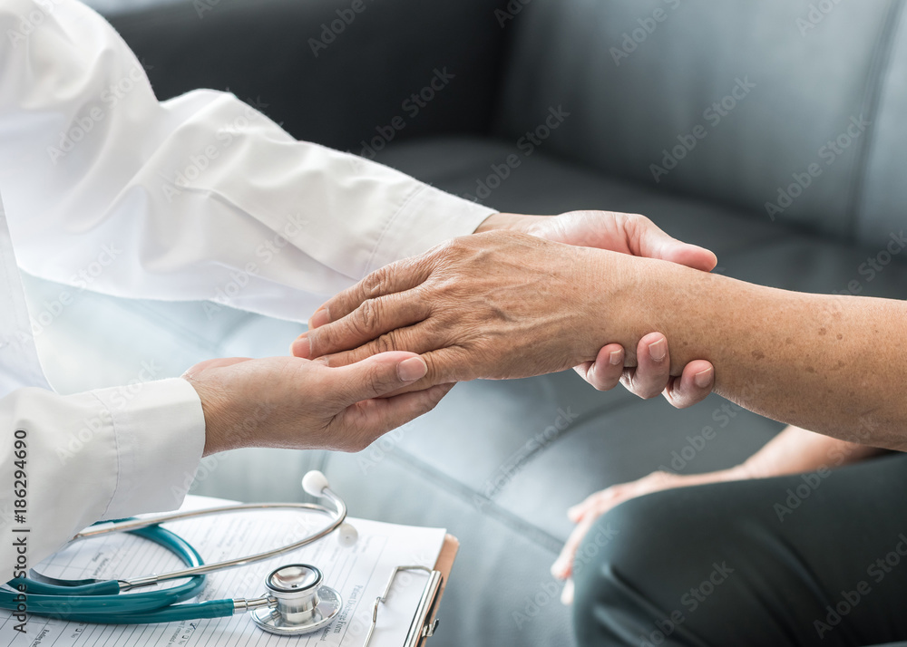 Obraz premium Geriatric doctor (geriatrician) consulting and diagnostic examining elderly senior adult patient (older person) on aging and mental health care in medical clinic office or hospital examination room