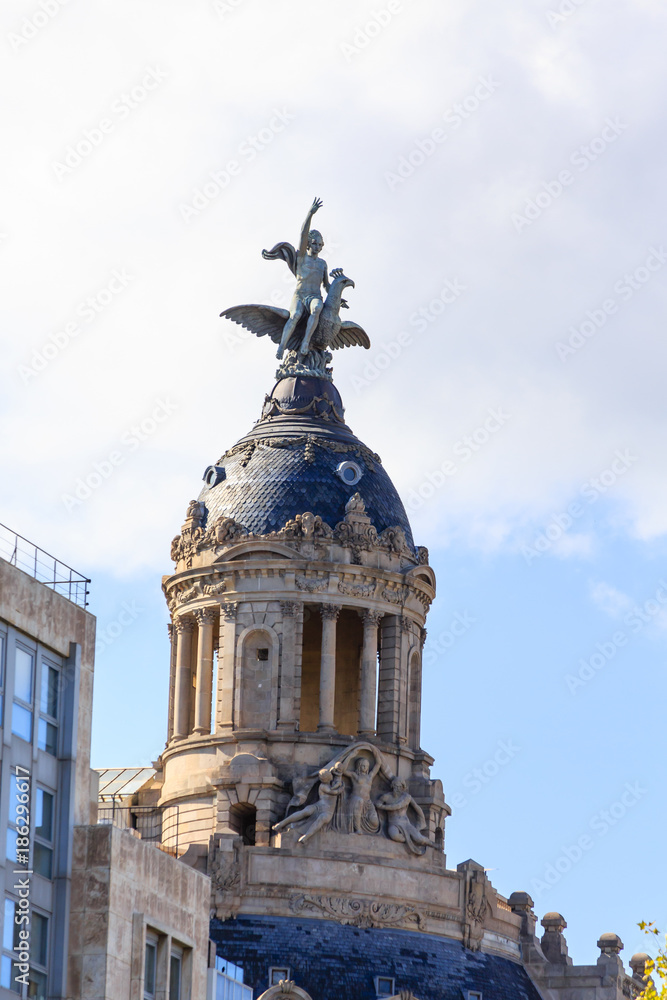 Obraz premium Massive Cupola on Barcelona Landmark