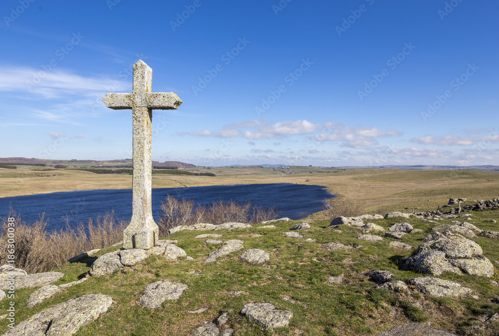 Croix de pierre près du lac de Saint Andéol sur le chemin de Compostelle en Aubrac, classé Patrimoine Mondial de l'UNESCO