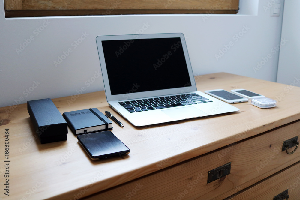 Fototapeta premium Büro Schreibtischtisch mit Computer & Smartphone