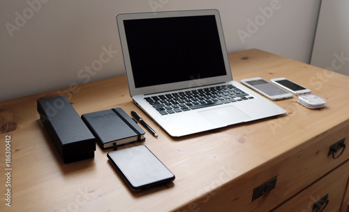 Büro Schreibtischtisch mit Computer & Smartphone