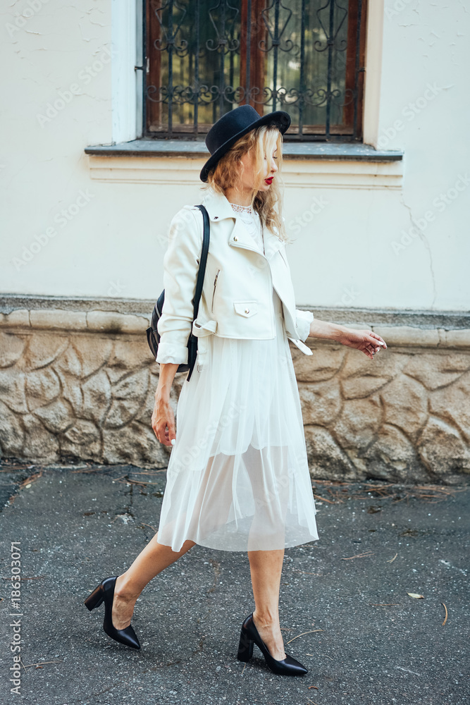 Fototapeta premium Girl is posing on the city street