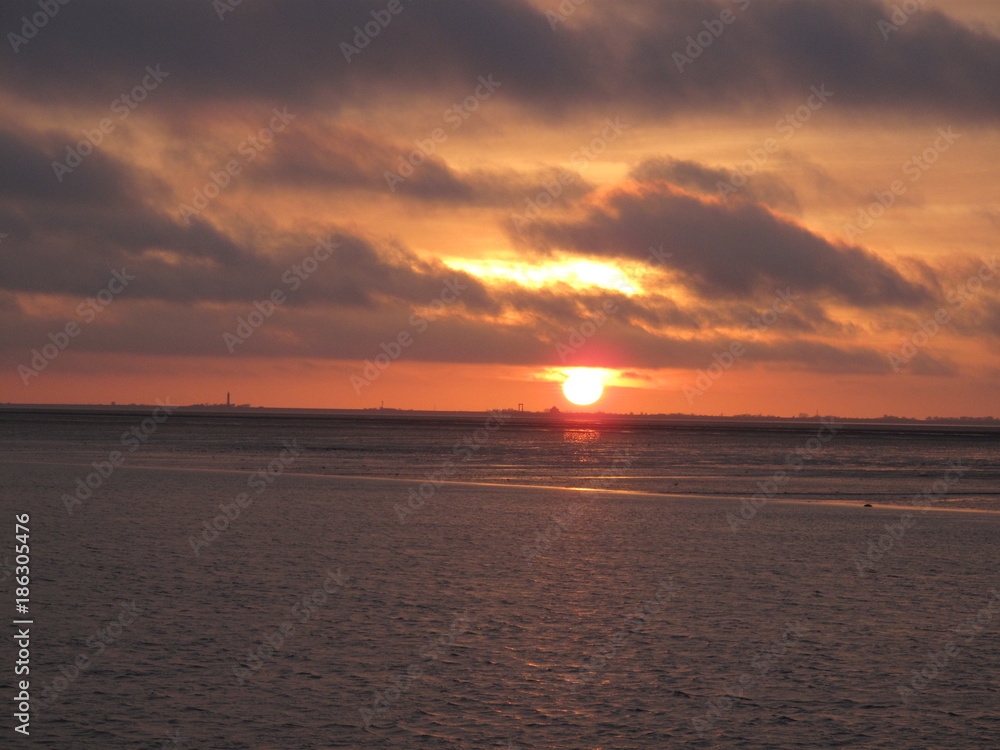 Sonnenuntergang über der Nordseeinsel Pellworm im Wattenmeer von Schleswig-Holstein